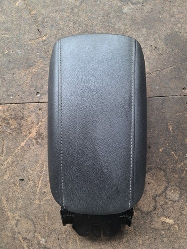 Centre console leather arm - centre,